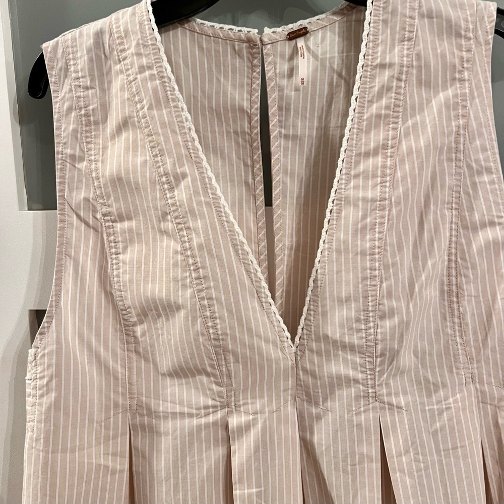 Free PEOPLE Feels Good pinstripe pattern. Deep V-neck. Size M - Picture 3 of 7